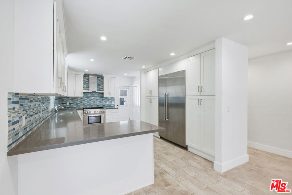 869 Warren Avenue - Photo 2