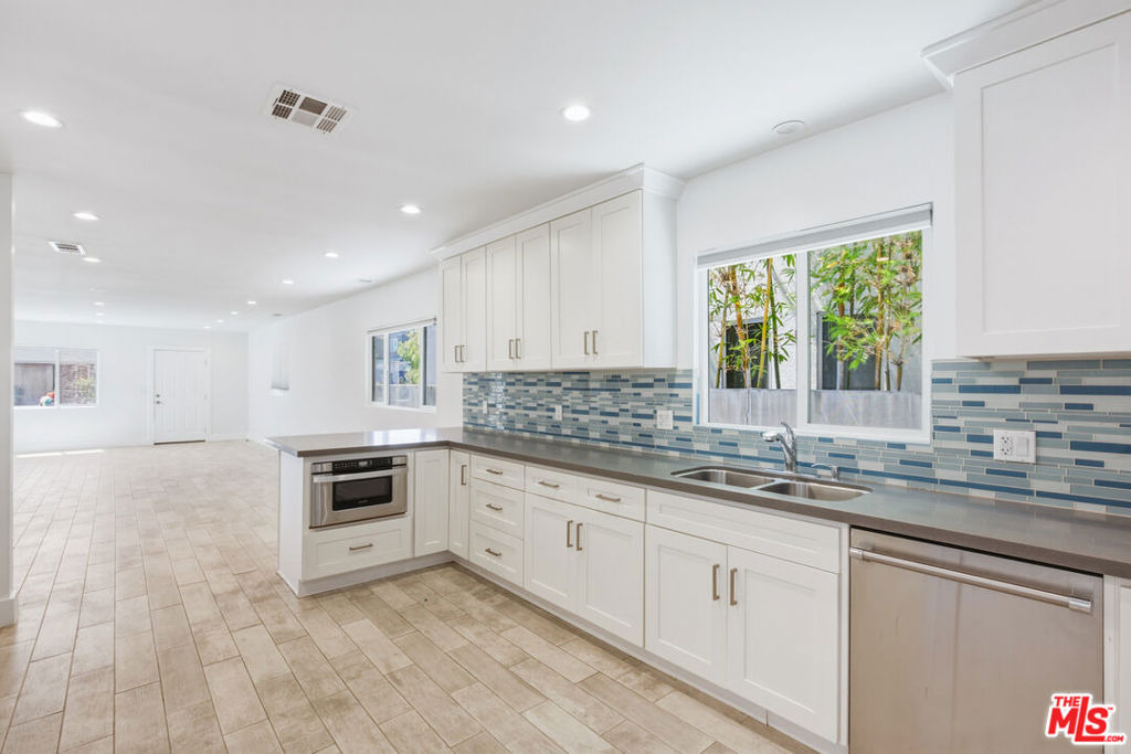 869 Warren Avenue - Photo 3