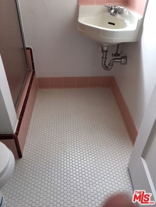 8124 Blackburn Avenue - Photo 7