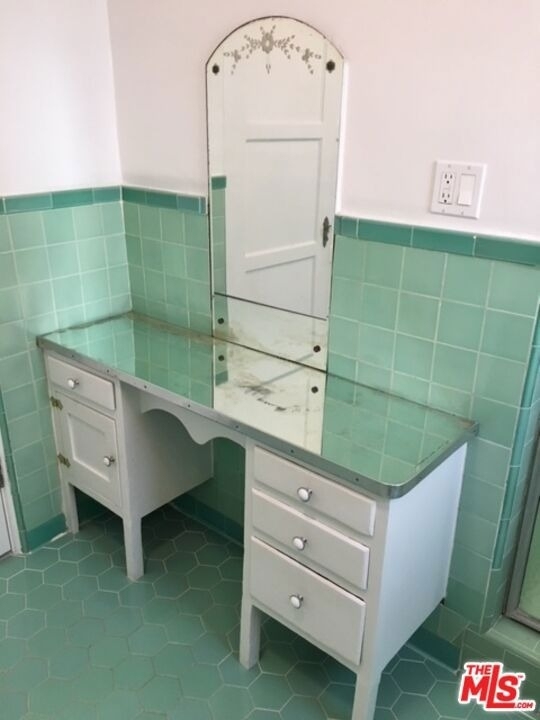 8124 Blackburn Avenue - Photo 11