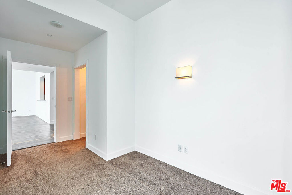 900 W Olympic Boulevard - Photo 19
