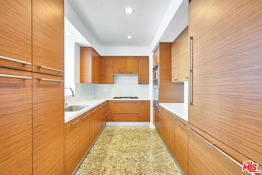 900 W Olympic Boulevard - Photo 8