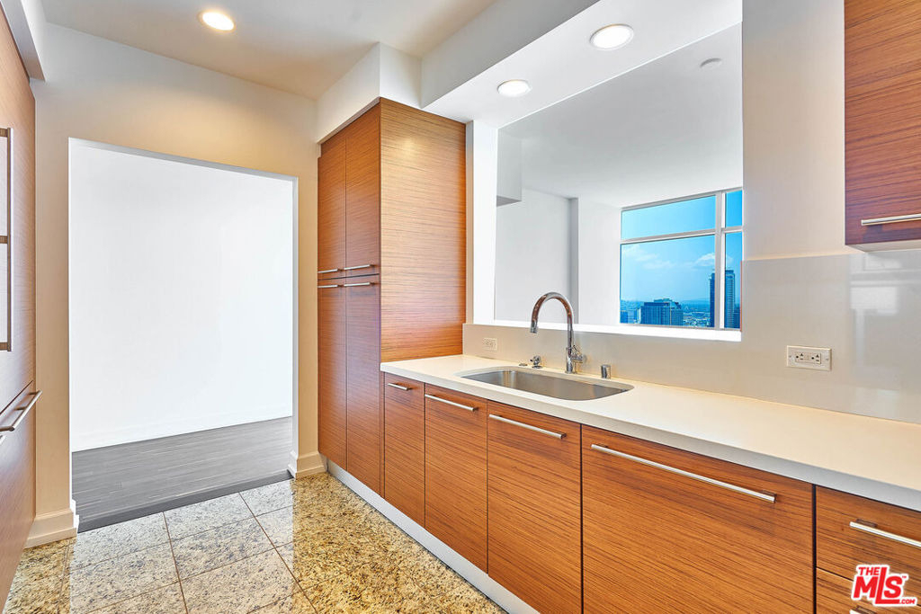 900 W Olympic Boulevard - Photo 11