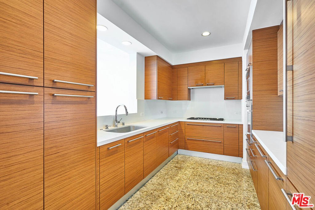900 W Olympic Boulevard - Photo 7