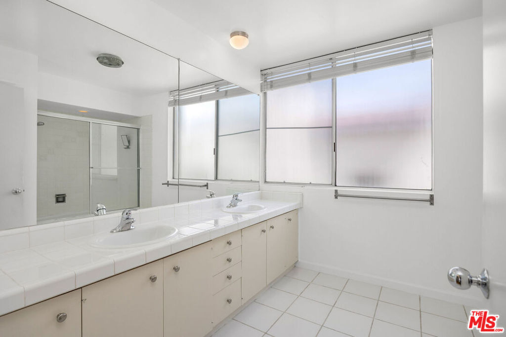 440 S Roxbury Drive - Photo 20