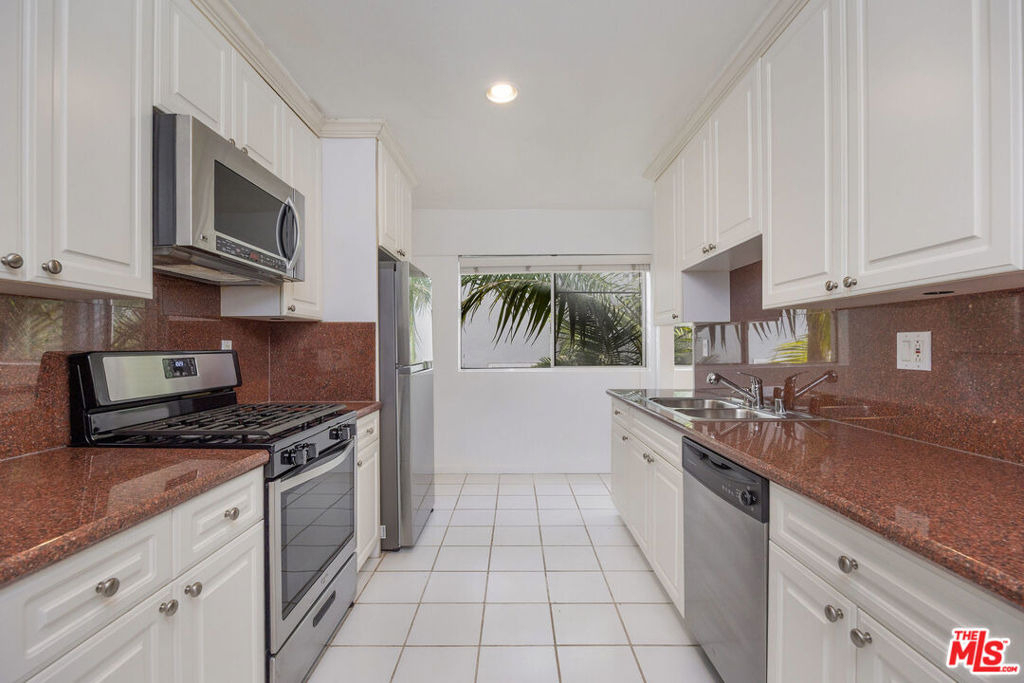 440 S Roxbury Drive - Photo 1