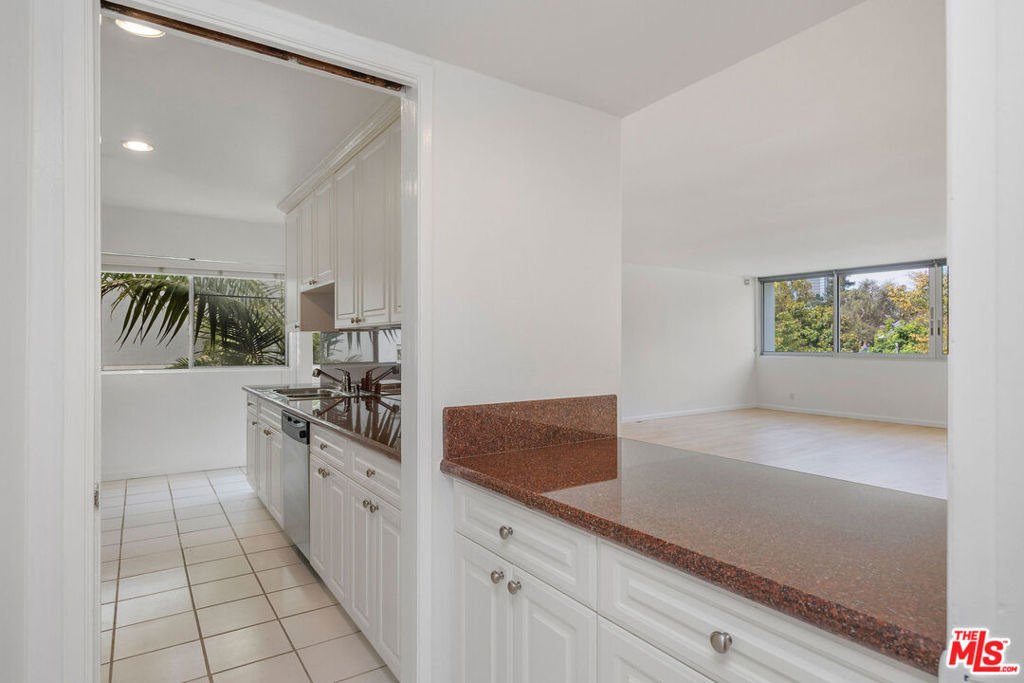 440 S Roxbury Drive - Photo 3