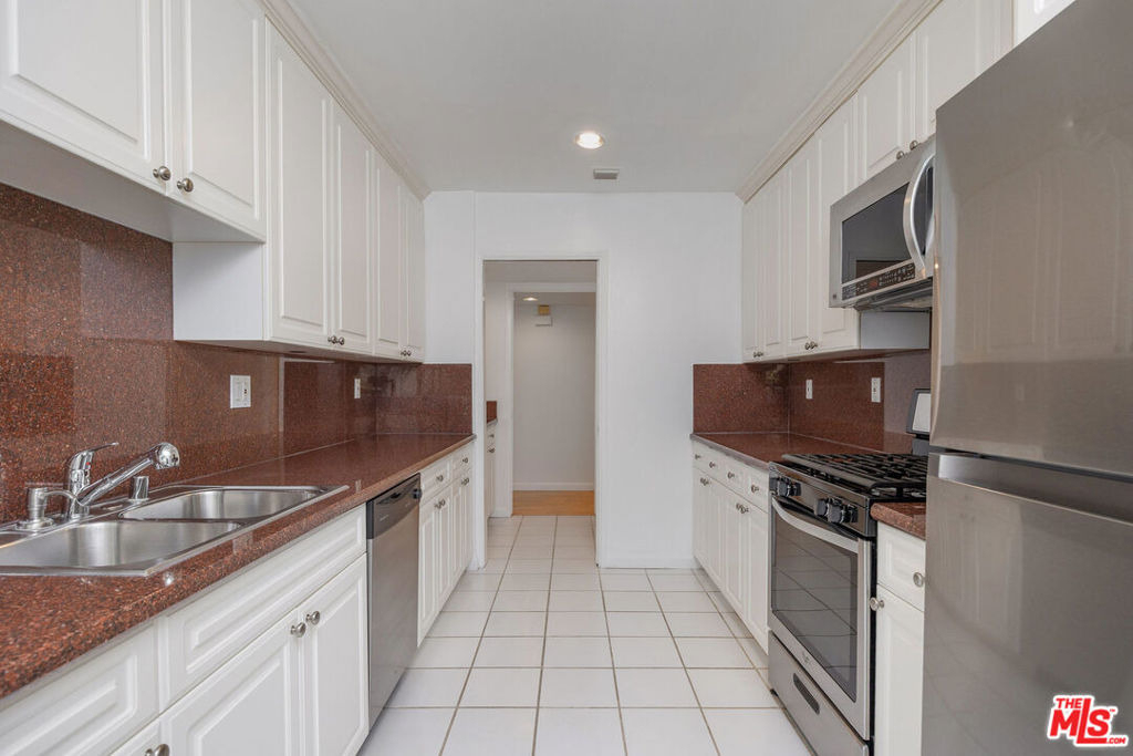 440 S Roxbury Drive - Photo 2