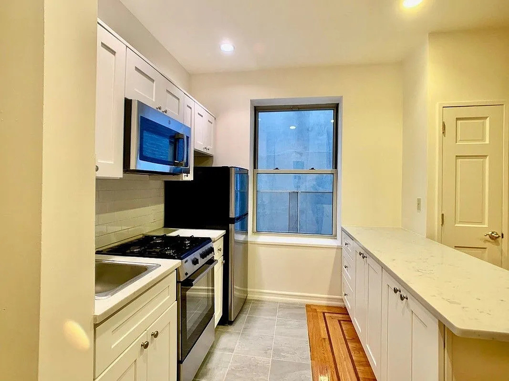 West 10th Street - Photo 1