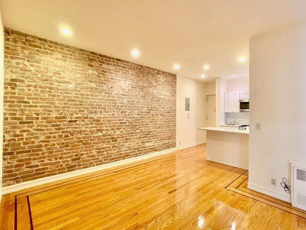 West 10th Street - Photo 4