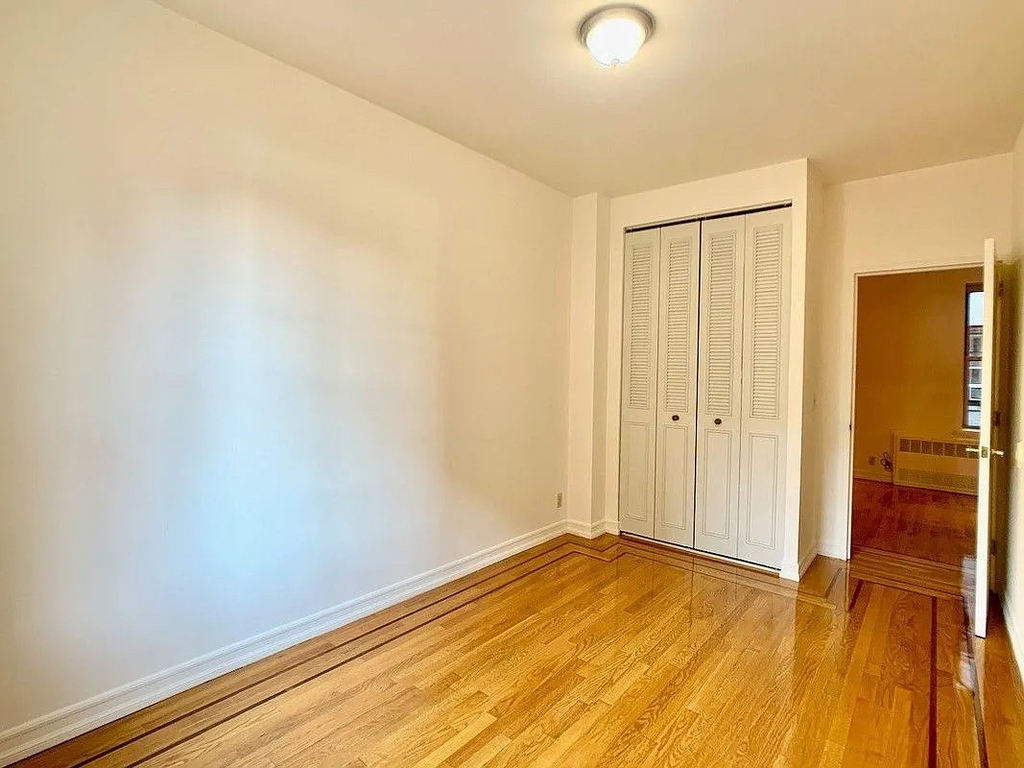 West 10th Street - Photo 8