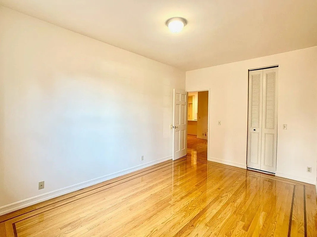 West 10th Street - Photo 6