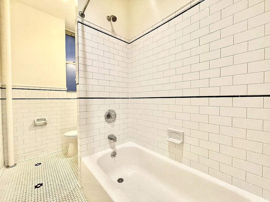 West 10th Street - Photo 9