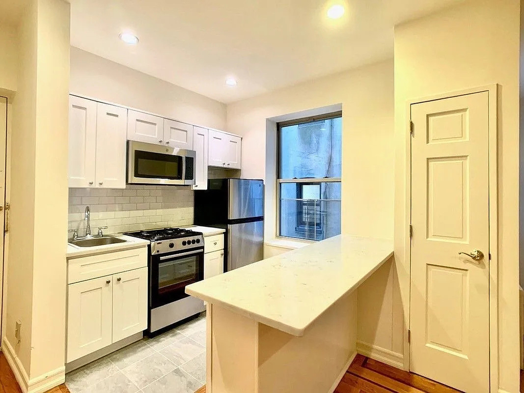 West 10th Street - Photo 2