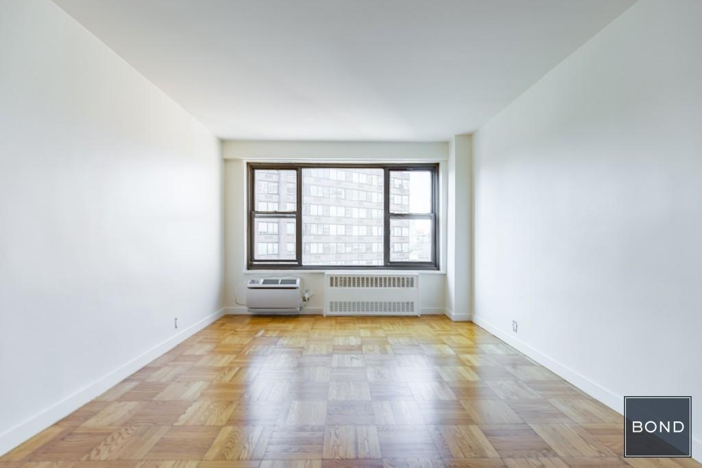 Fourth Avenue - Photo 1