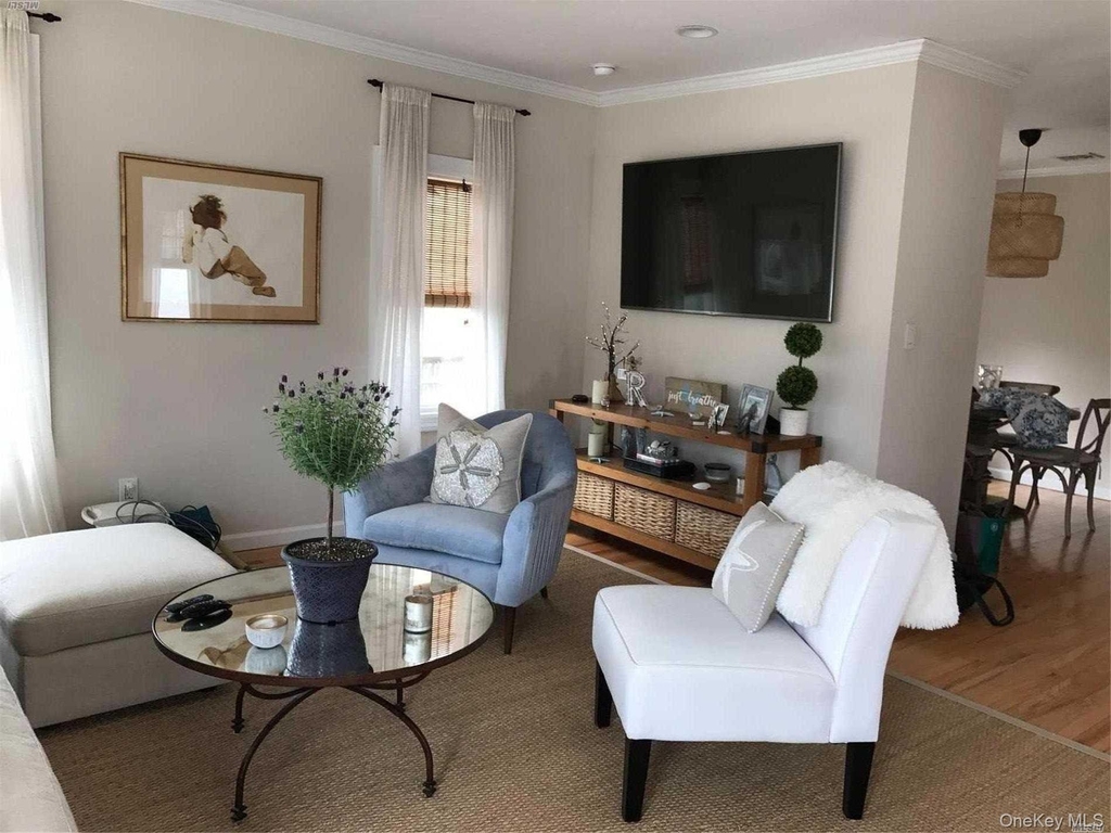 517 E Market Street - Photo 2