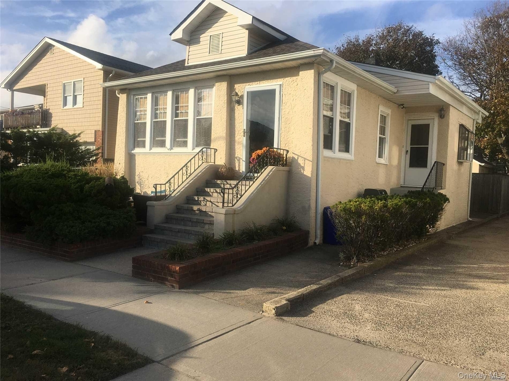 517 E Market Street - Photo 0