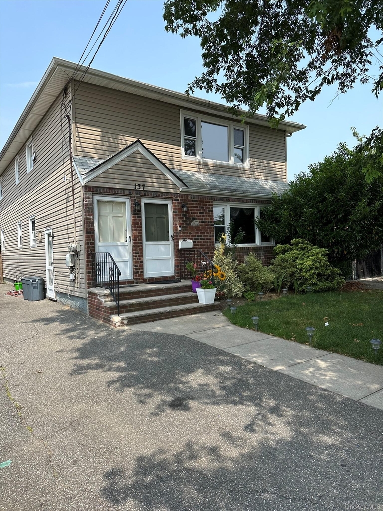 137 Nassau Boulevard - Photo 0