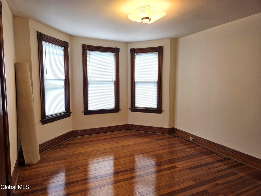 1273 Parkwood Boulevard - Photo 3