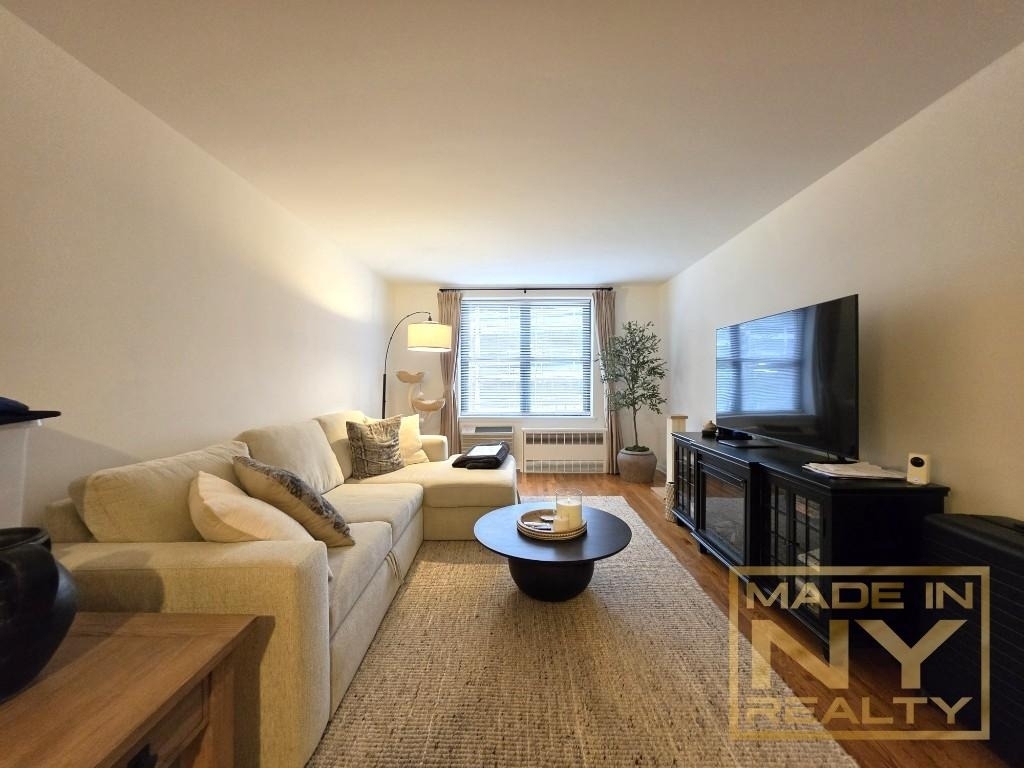 327 W 30th Street - Photo 0