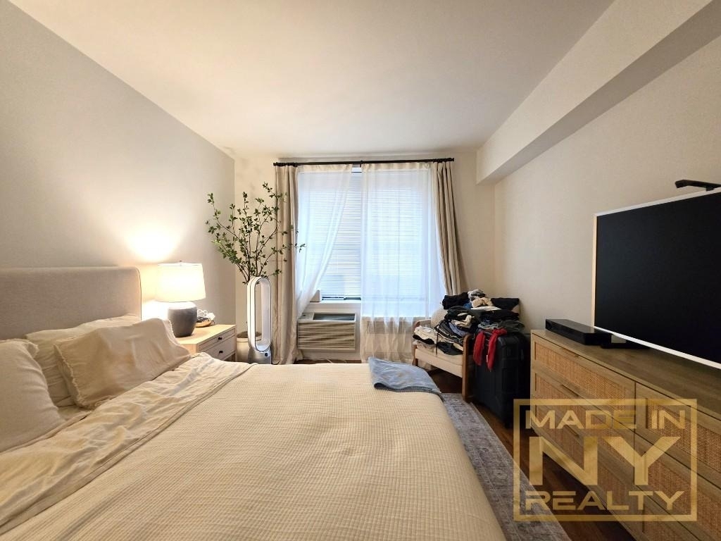 327 W 30th Street - Photo 5