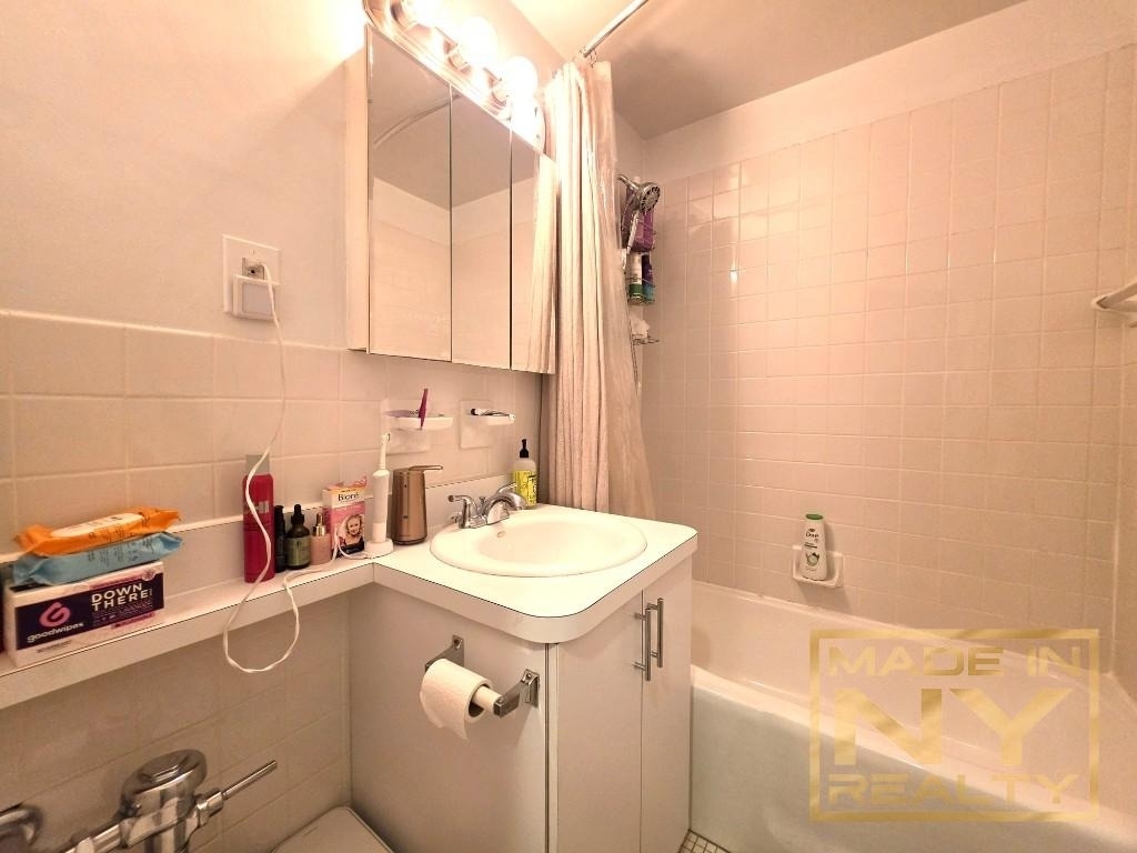 327 W 30th Street - Photo 6