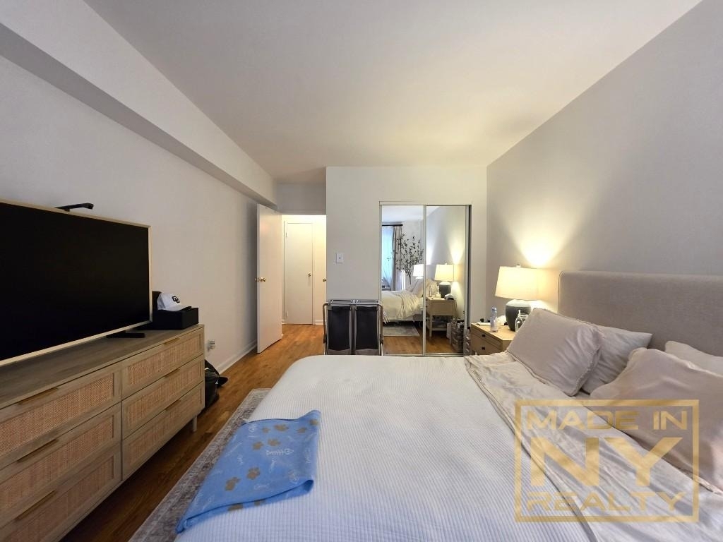 327 W 30th Street - Photo 4