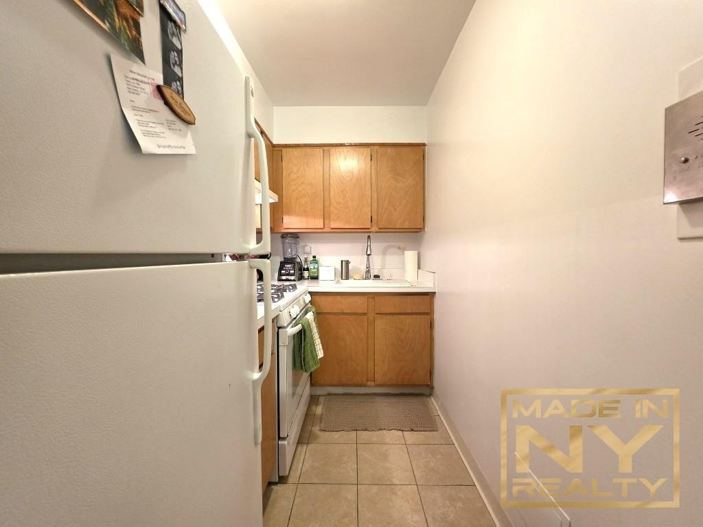 327 W 30th Street - Photo 2