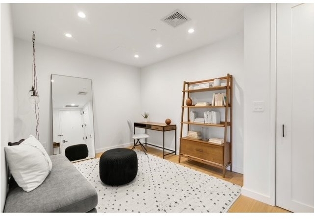 860 Lorimer Street - Photo 5
