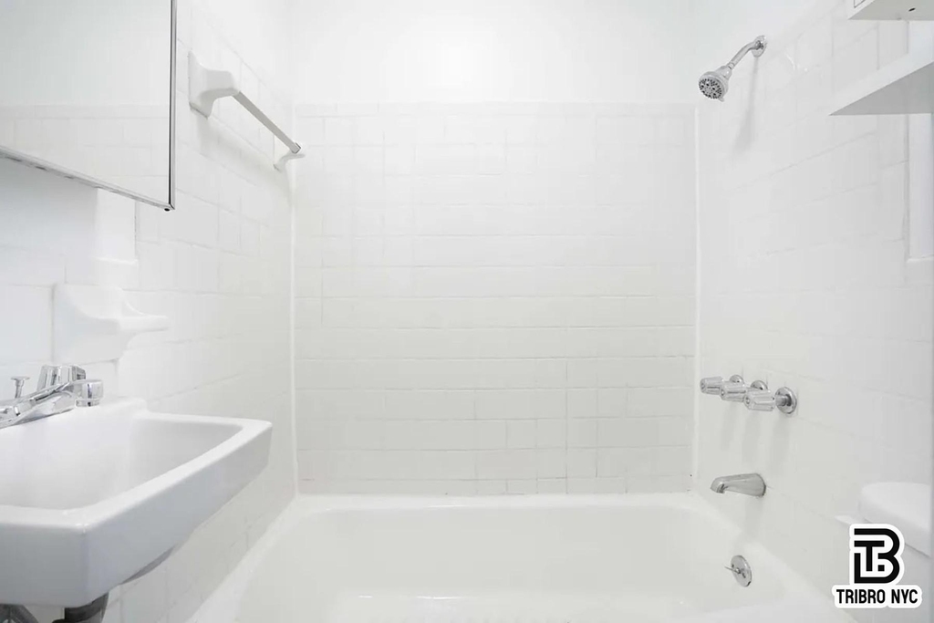 406 W 48th Street - Photo 4
