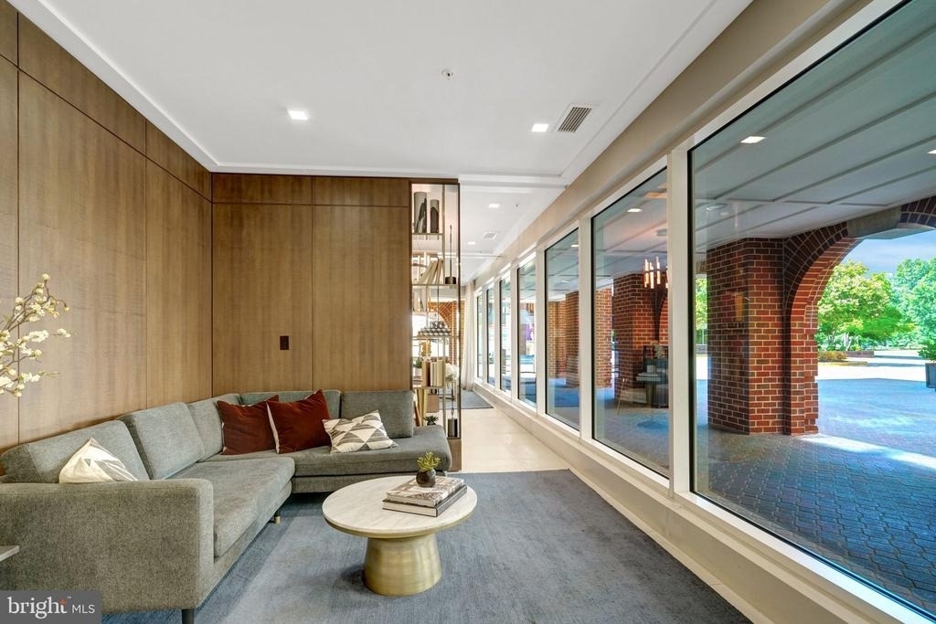635 Slaters Lane - Photo 2