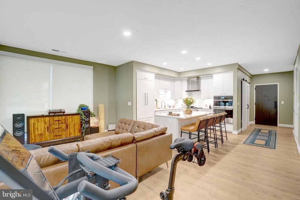 635 Slaters Lane - Photo 0