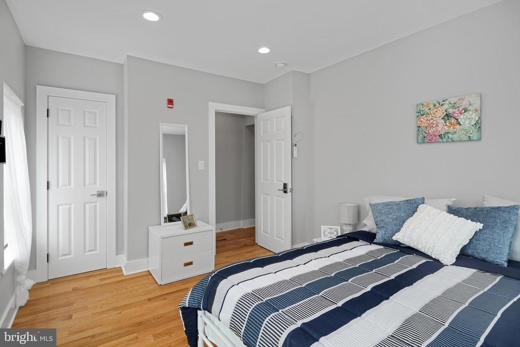 2049 E Hagert Street - Photo 22