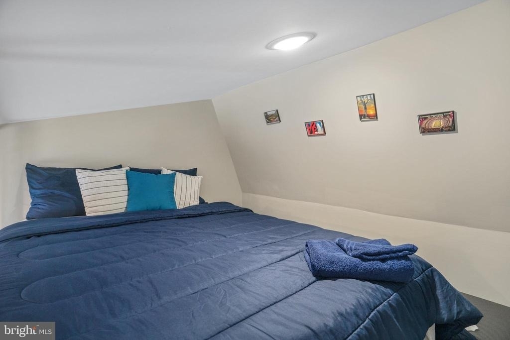 2049 E Hagert Street - Photo 26