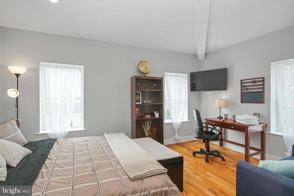 2049 E Hagert Street - Photo 25