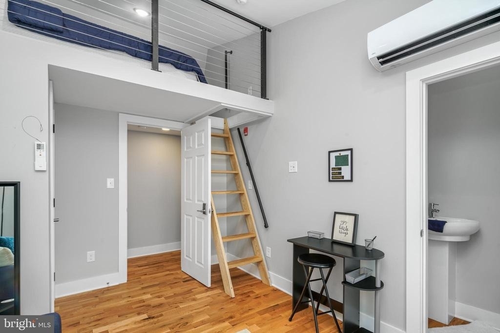2049 E Hagert Street - Photo 17