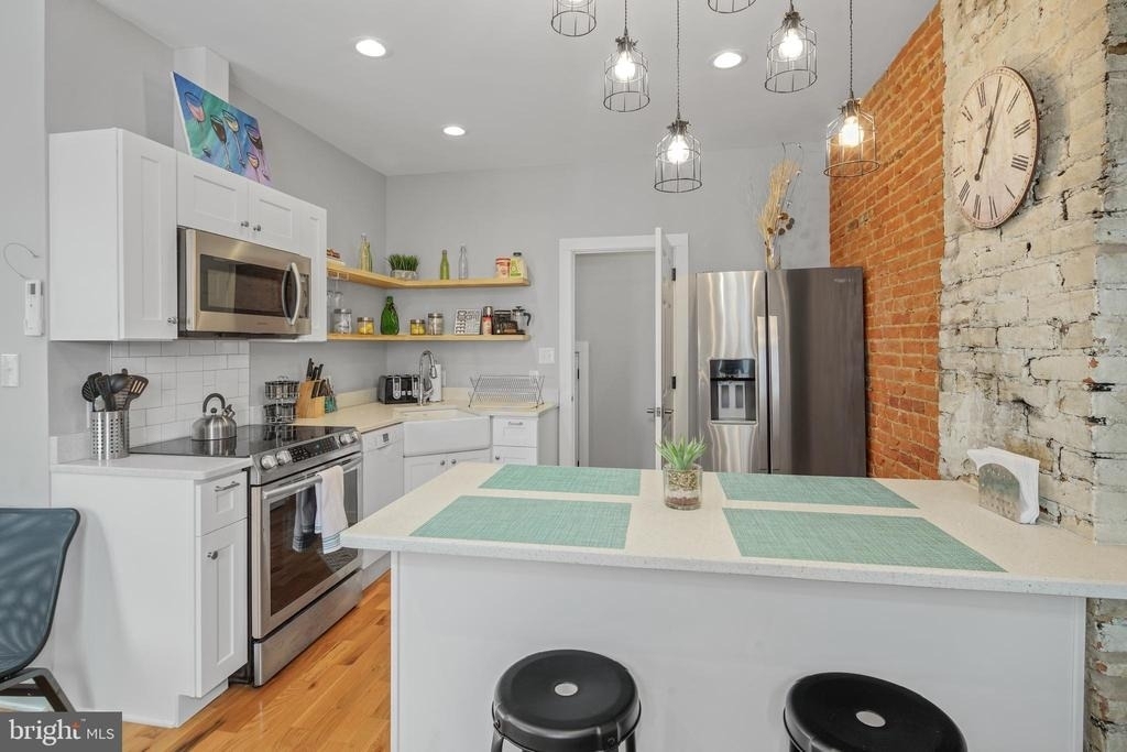 2049 E Hagert Street - Photo 5