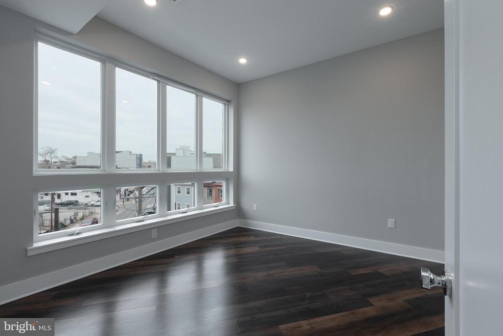 1555 Ridge Avenue - Photo 2