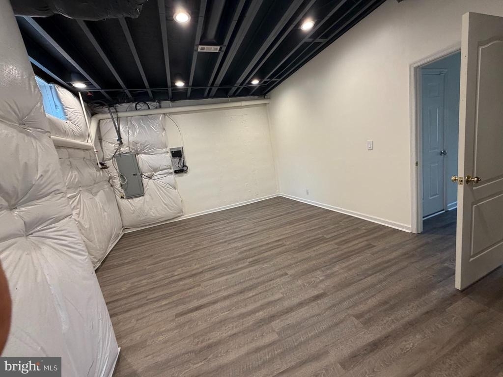 709 E Elm Street - Photo 16