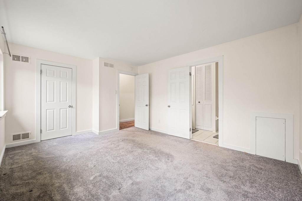 135 Caernarvon Court - Photo 14