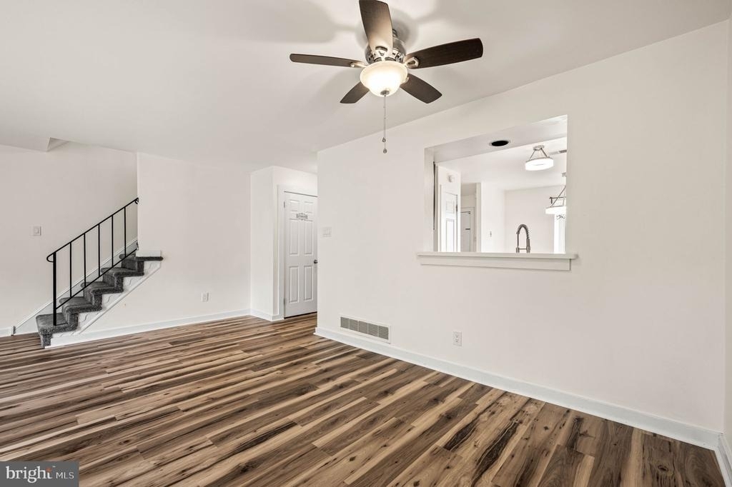 135 Caernarvon Court - Photo 4