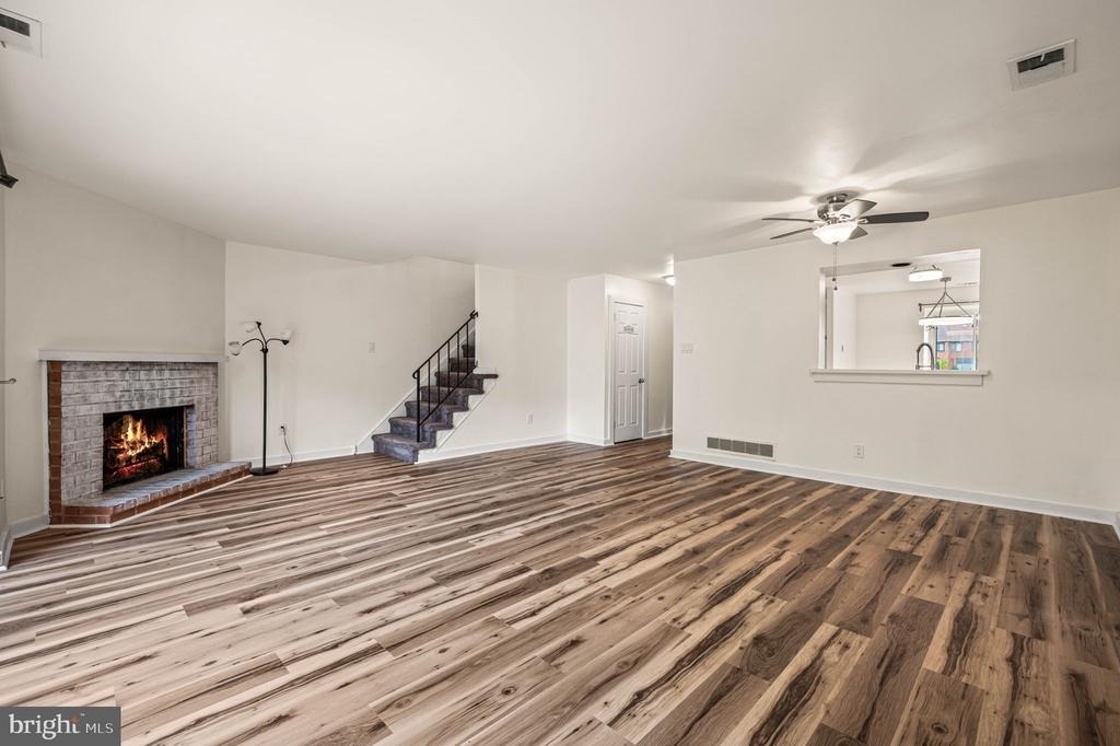 135 Caernarvon Court - Photo 5