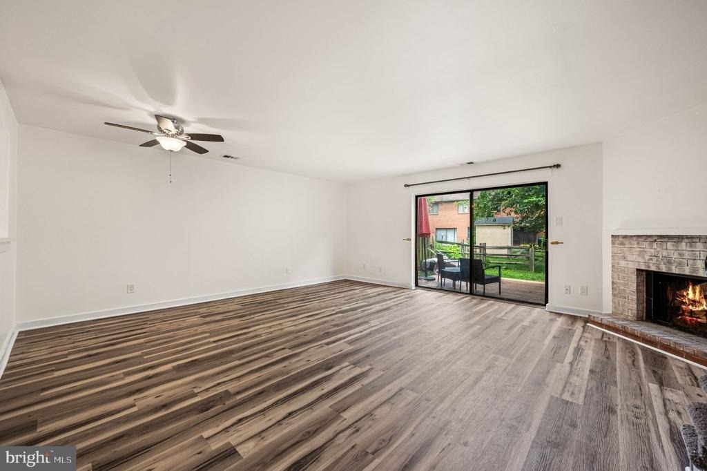 135 Caernarvon Court - Photo 3