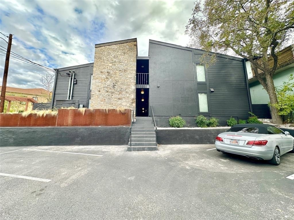 201 Academy Dr - Photo 1