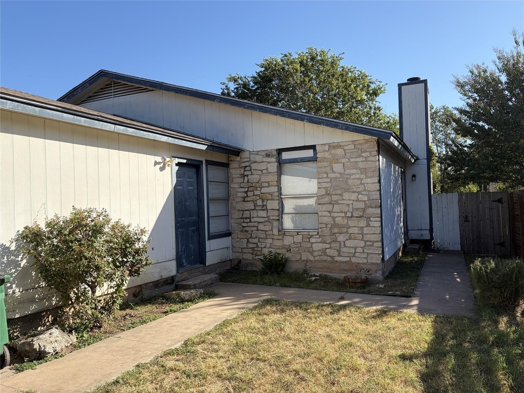 8710 Piney Point Dr - Photo 0