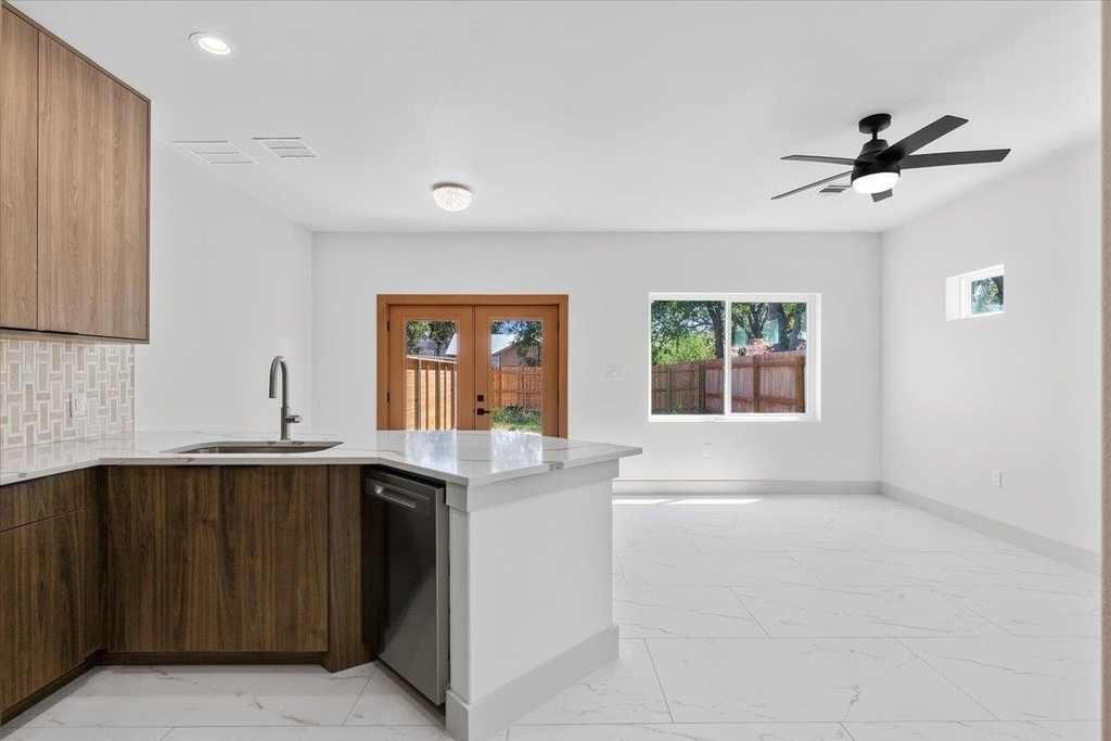 1409 Emile St - Photo 8