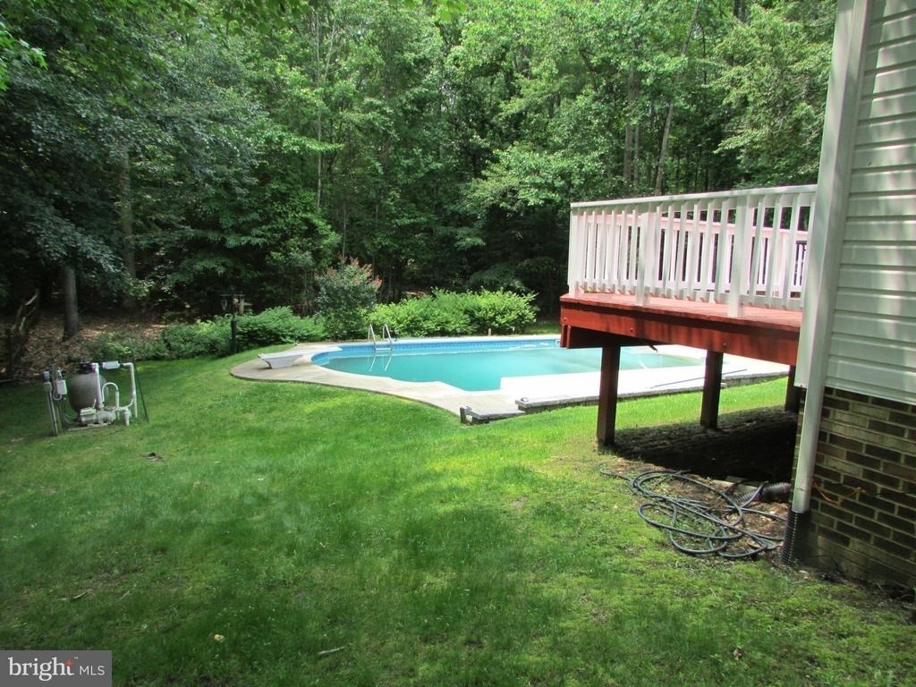 1009 Wales Drive - Photo 2