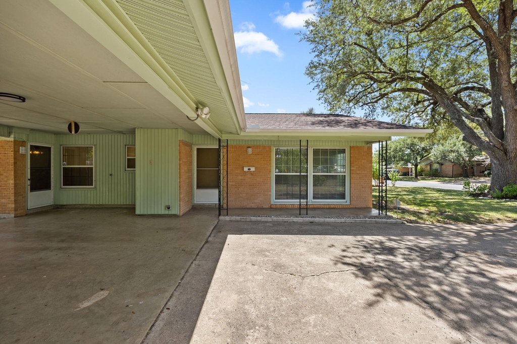 1702 Ridgemont Dr - Photo 2