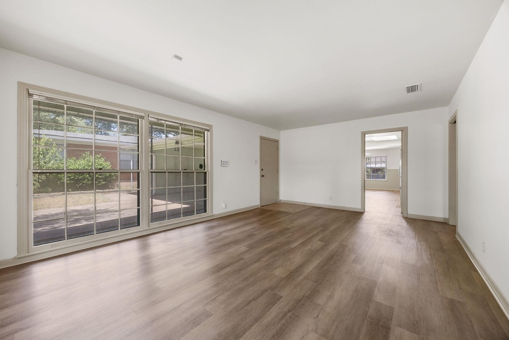 1702 Ridgemont Dr - Photo 4