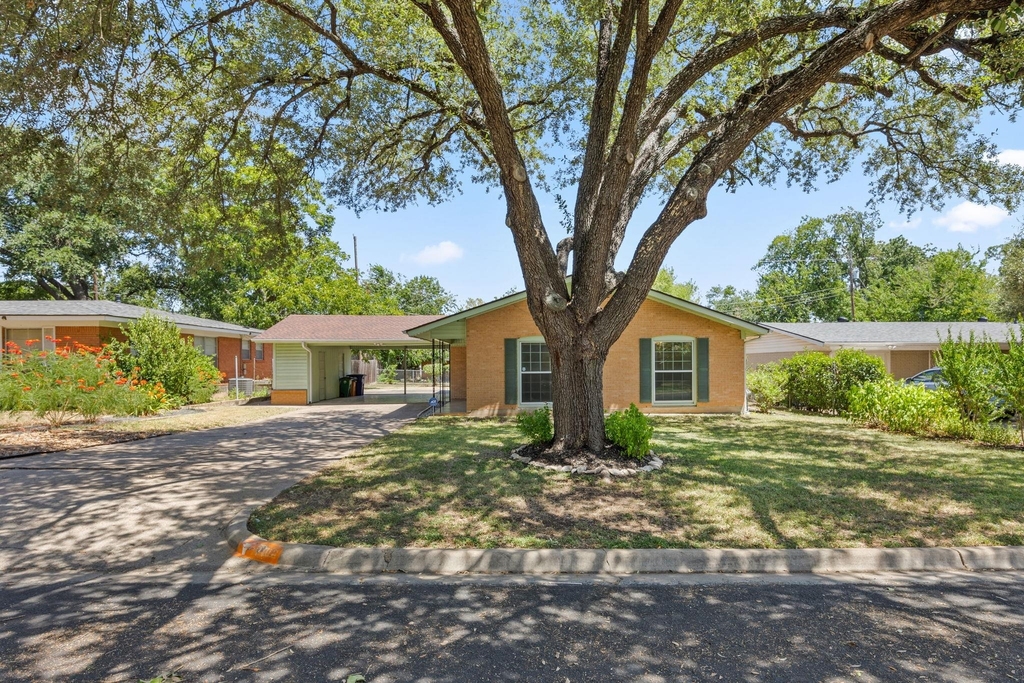 1702 Ridgemont Dr - Photo 0